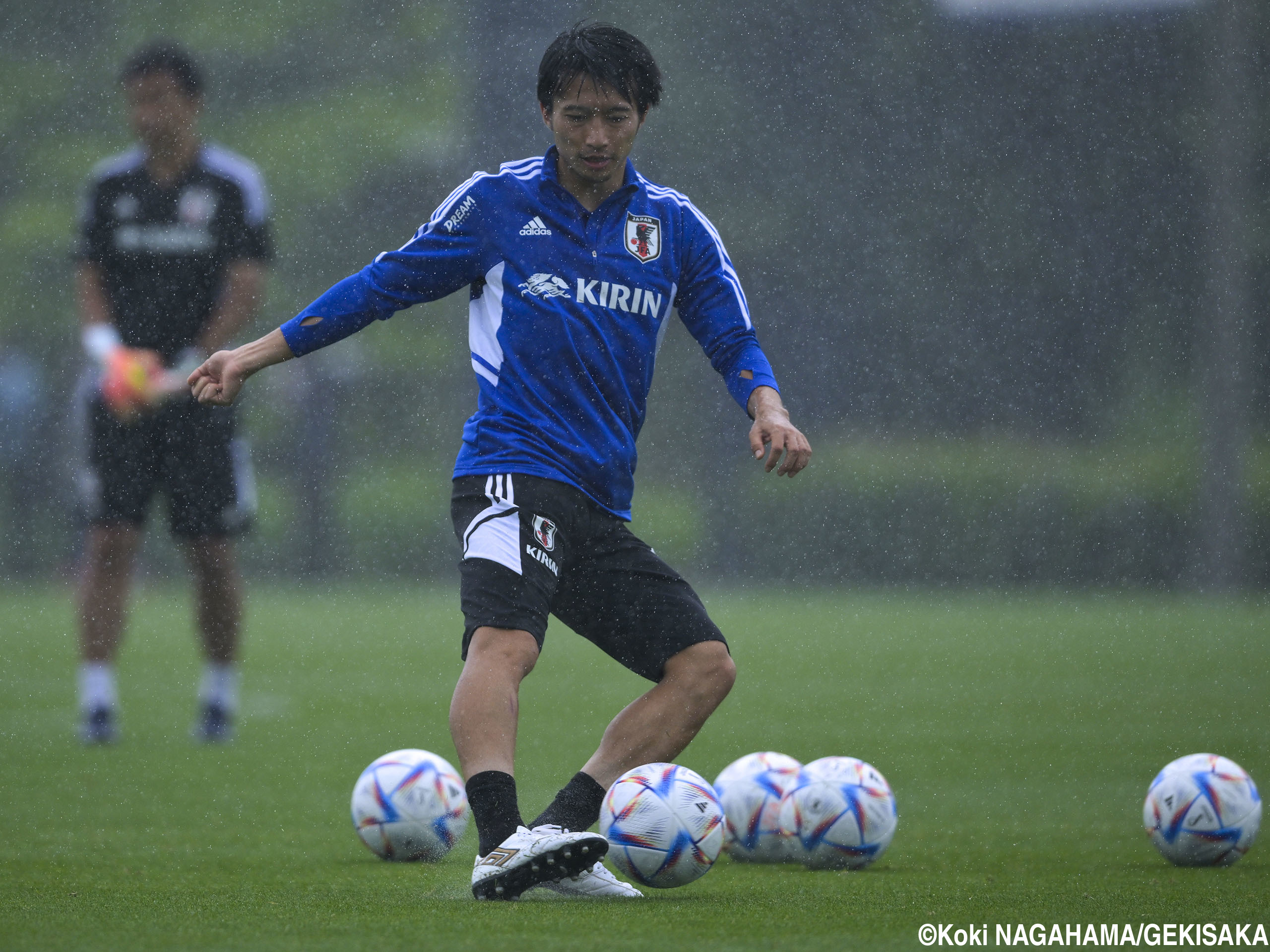 雨が降っても撃ち続ける“鹿島ホットライン”…柴崎岳&上田綺世が居残りシュート練習(12枚)