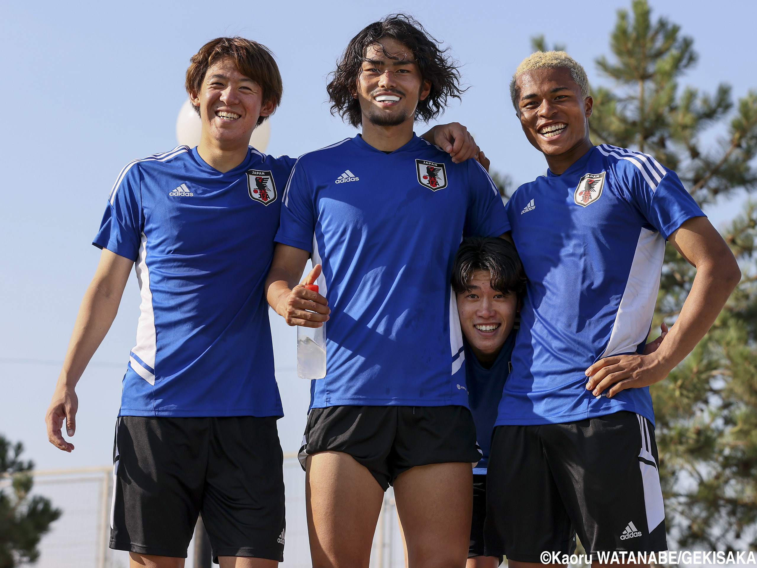 続・カメラに気づく選手たち…U-21日本代表の練習帰り(17枚)