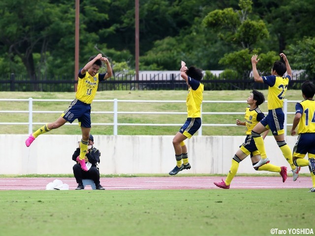 前から全力で追い続けて引き寄せた歓喜の瞬間。鹿島学園FW玉川颯太が仲間たちと3度のゴールパフォ