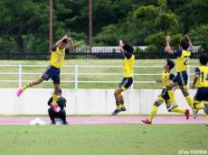 前から全力で追い続けて引き寄せた歓喜の瞬間。鹿島学園FW玉川颯太が仲間たちと3度のゴールパフォ