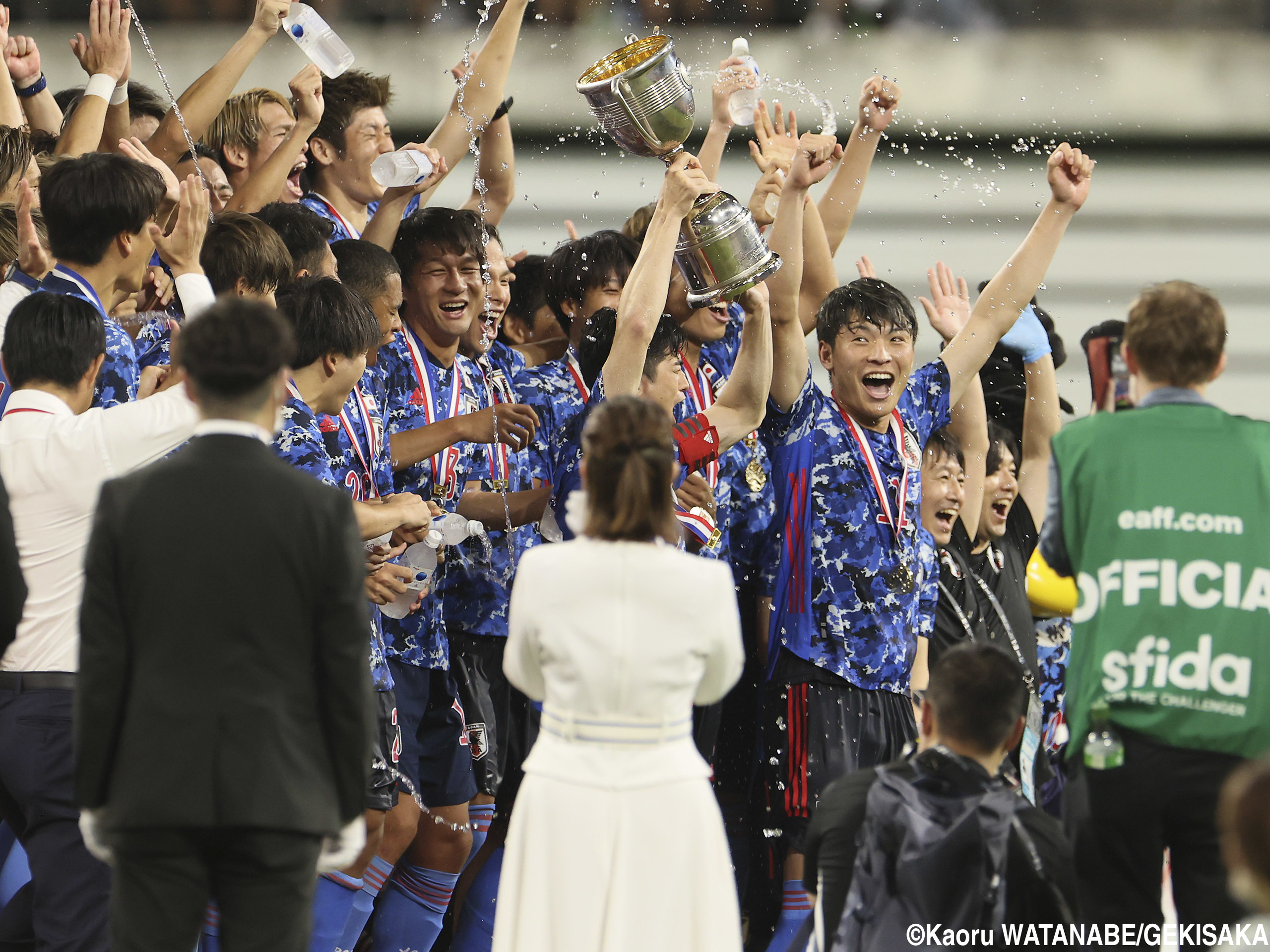 4大会ぶり2度目のE-1優勝を喜ぶ森保J戦士たち(15枚)