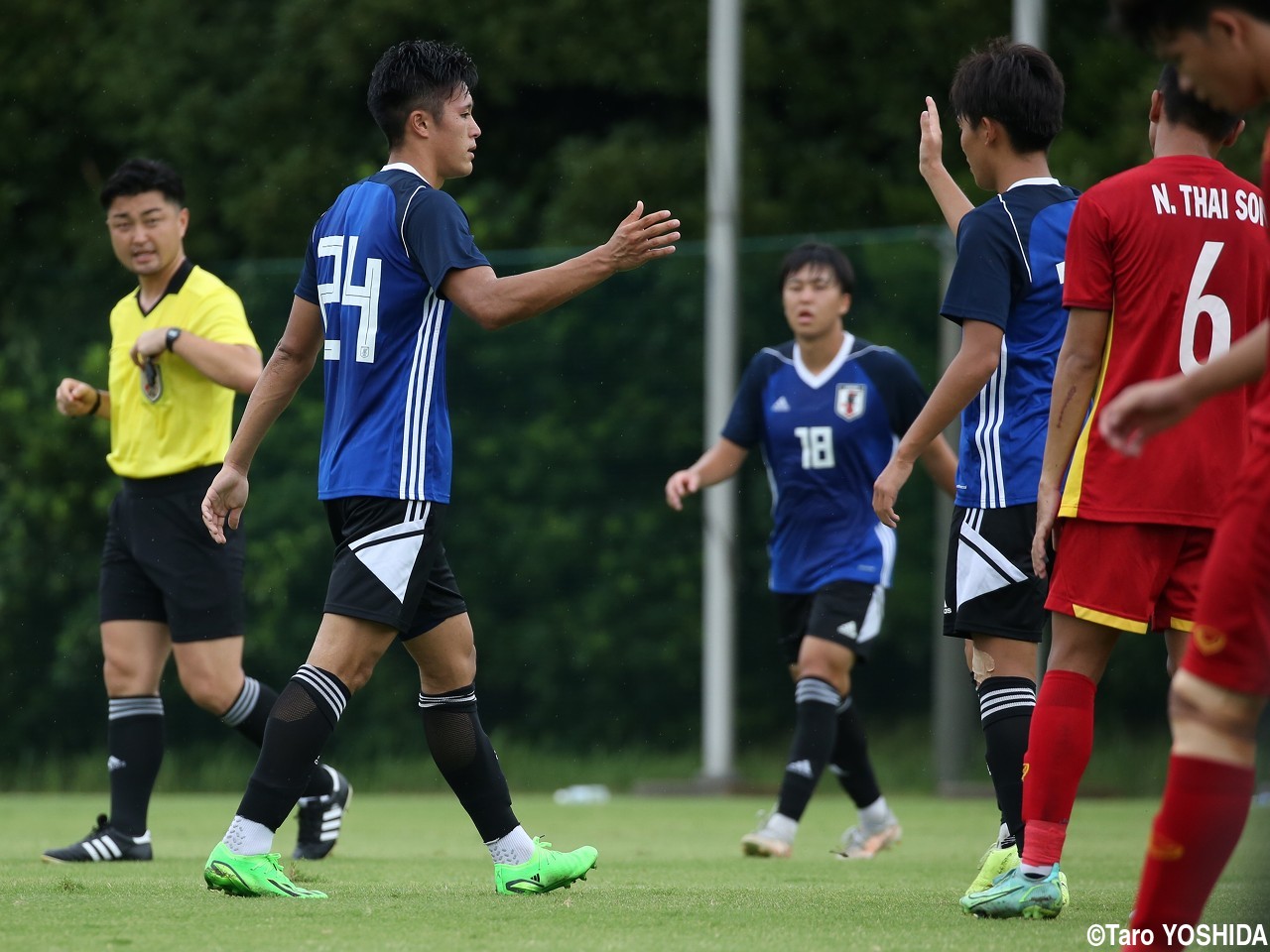 9月にU-20アジアカップ予選挑戦のU-19日本代表候補、練習試合でU-19ベトナム代表に5-0勝利(15枚)