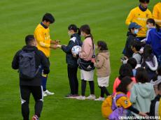 カタールW杯へ“総仕上げ”…森保Jドイツ遠征が27人でスタート!! 記念撮影&青空サイン会も大盛況