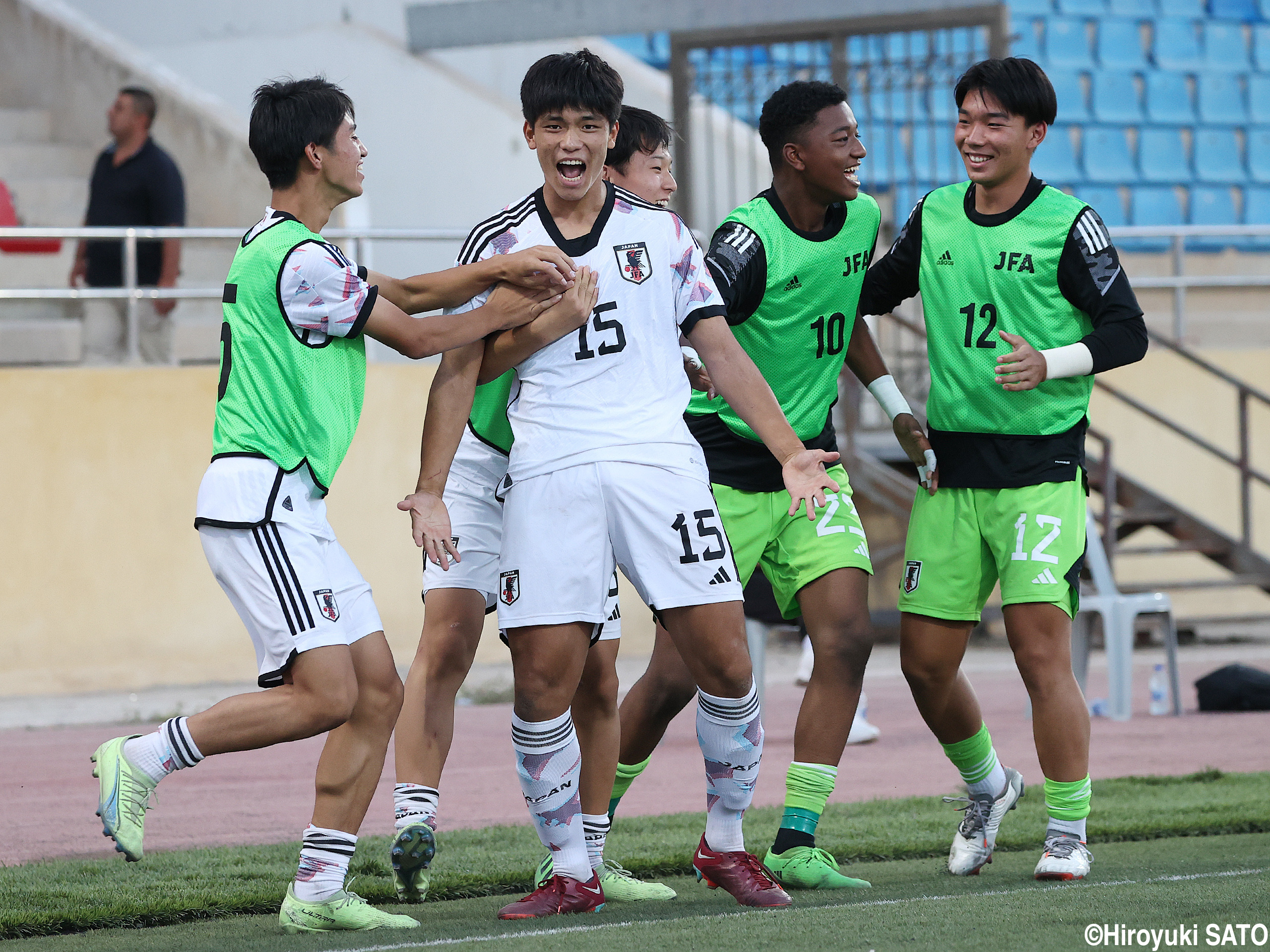 カメラ目線でガッツポーズ!! U-16日本代表FW徳田誉、3試合連続ゴールを奪取(10枚)