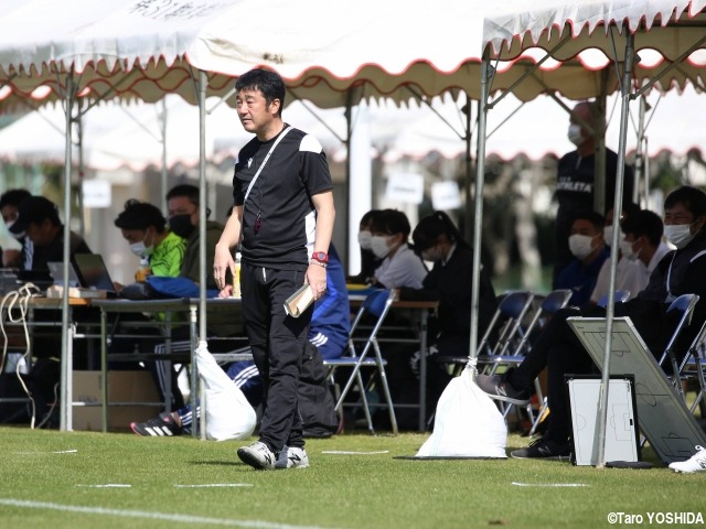 OBの平岡道浩コーチが新監督就任。選手権優勝3度の”赤い彗星”東福岡が新体制で再スタート
