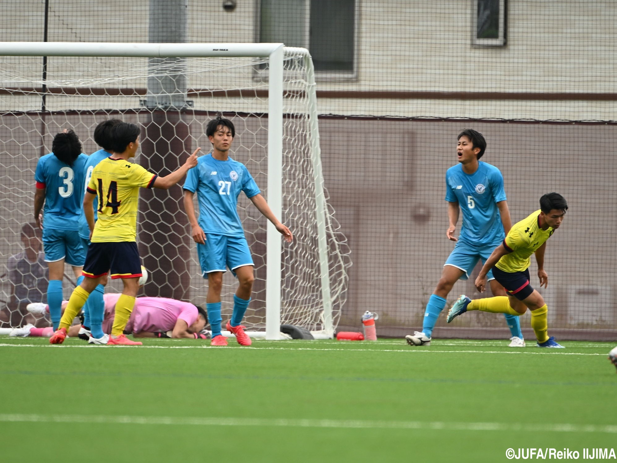 [関東2部]J1出場から中3日の塩貝が2発!慶應義塾大が首位山梨学院大を撃破(12枚)