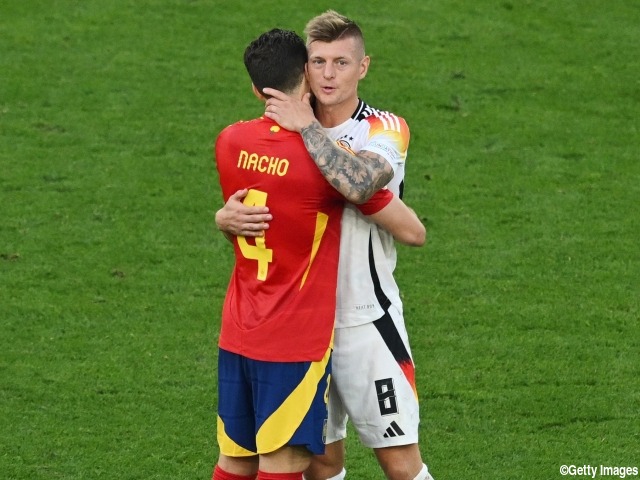 EURO敗退でクロースの現役生活が終了…旧知のスペイン代表DFらと抱擁、敵サポーターからも万雷の拍手