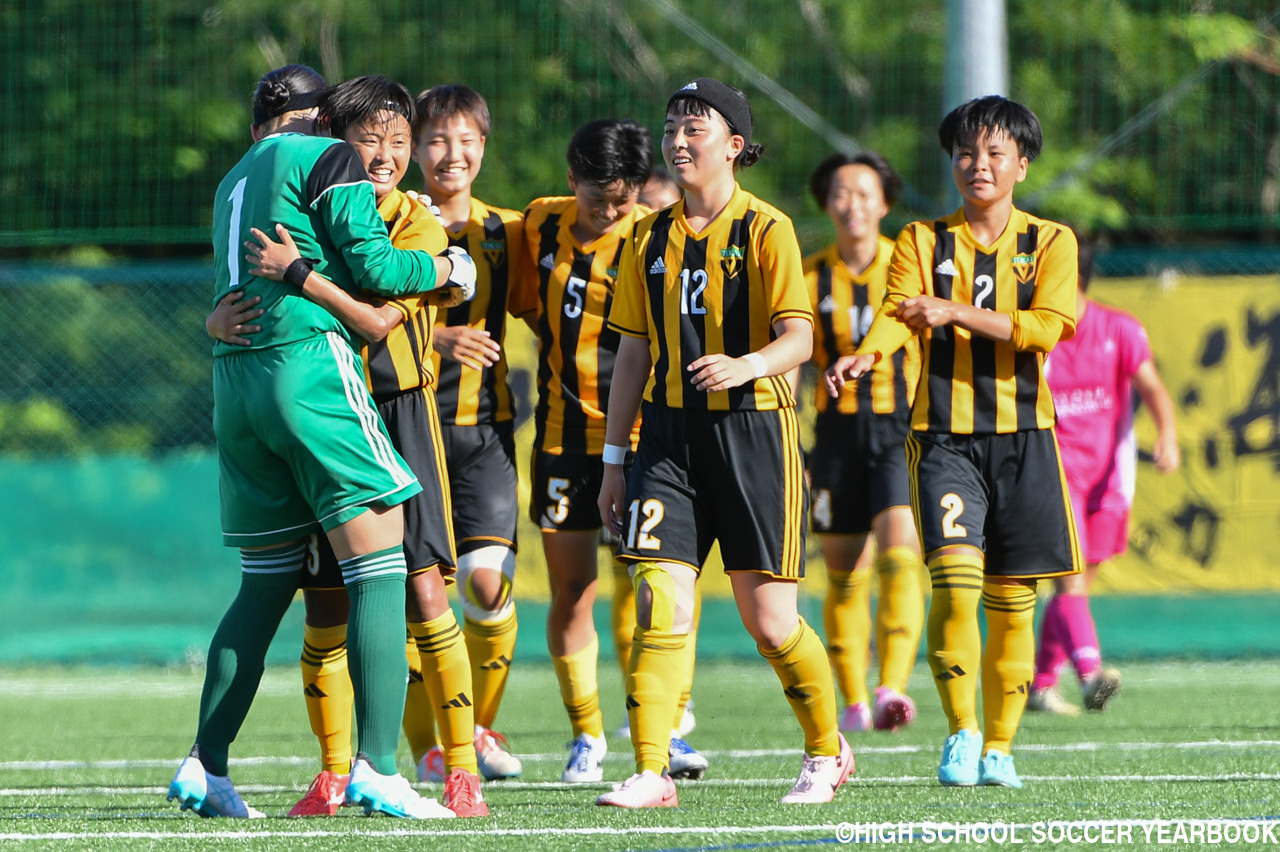 [女子]東海大福岡は終盤に決勝弾! 暁星国際を倒して8強進出(8枚)