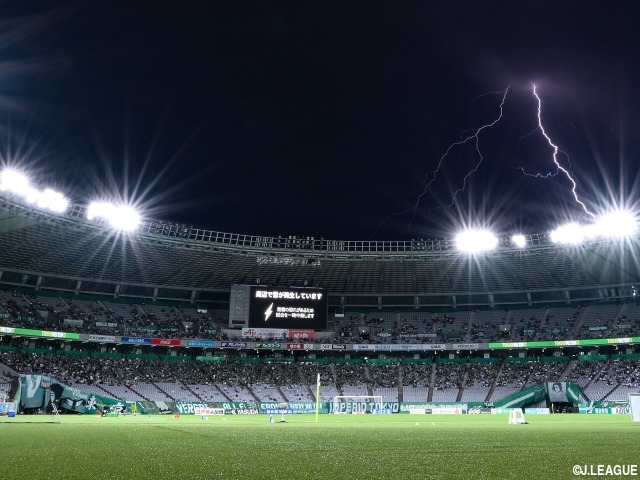 22:26にようやく試合終了…敵地で1時間半の雷雨中断も広島、佐々木翔の決勝ゴールで4位浮上!!