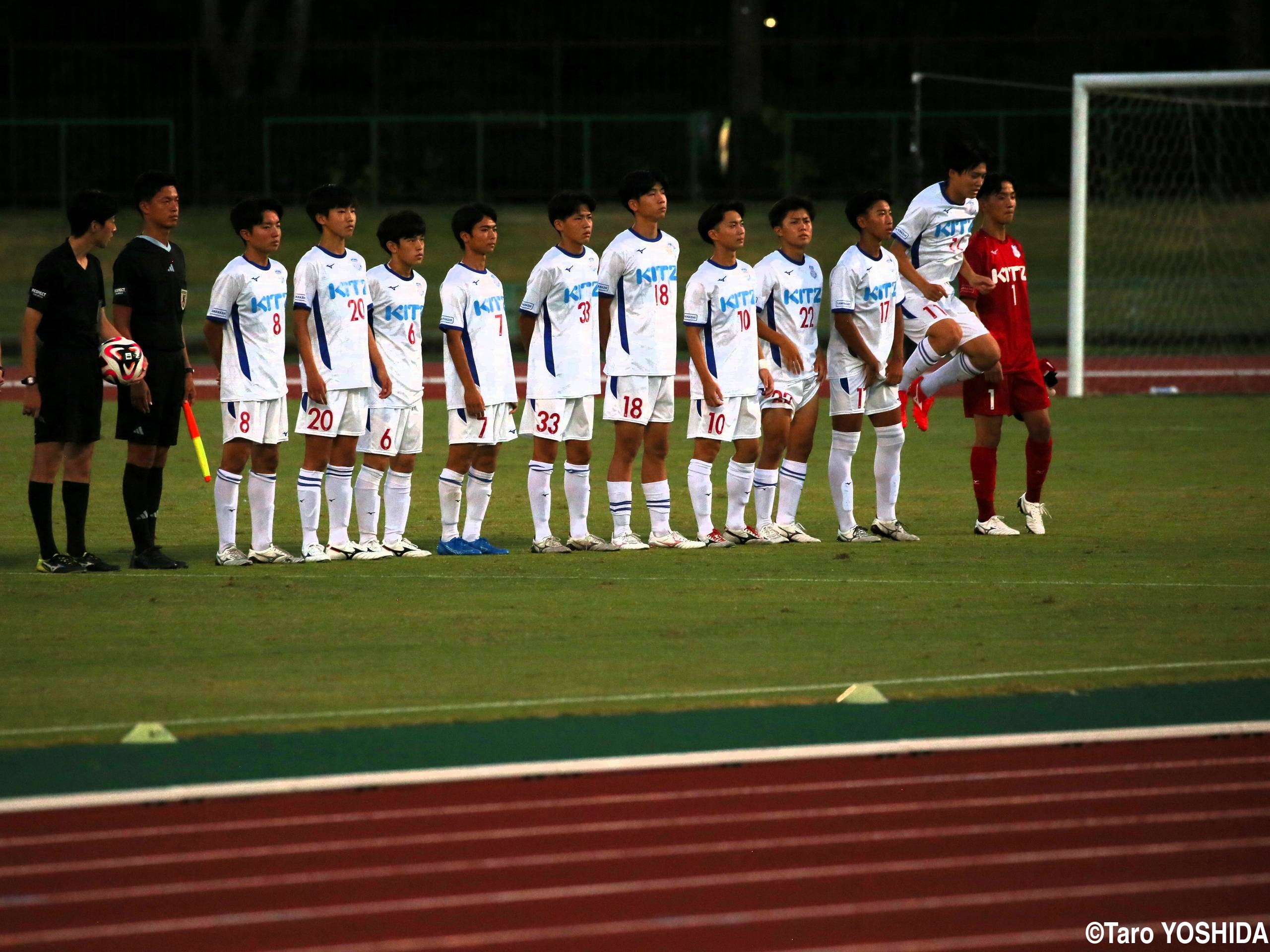 [クラブユース選手権(U-18)]団結力表現の甲府U-18が1点差勝負を制す(14枚)