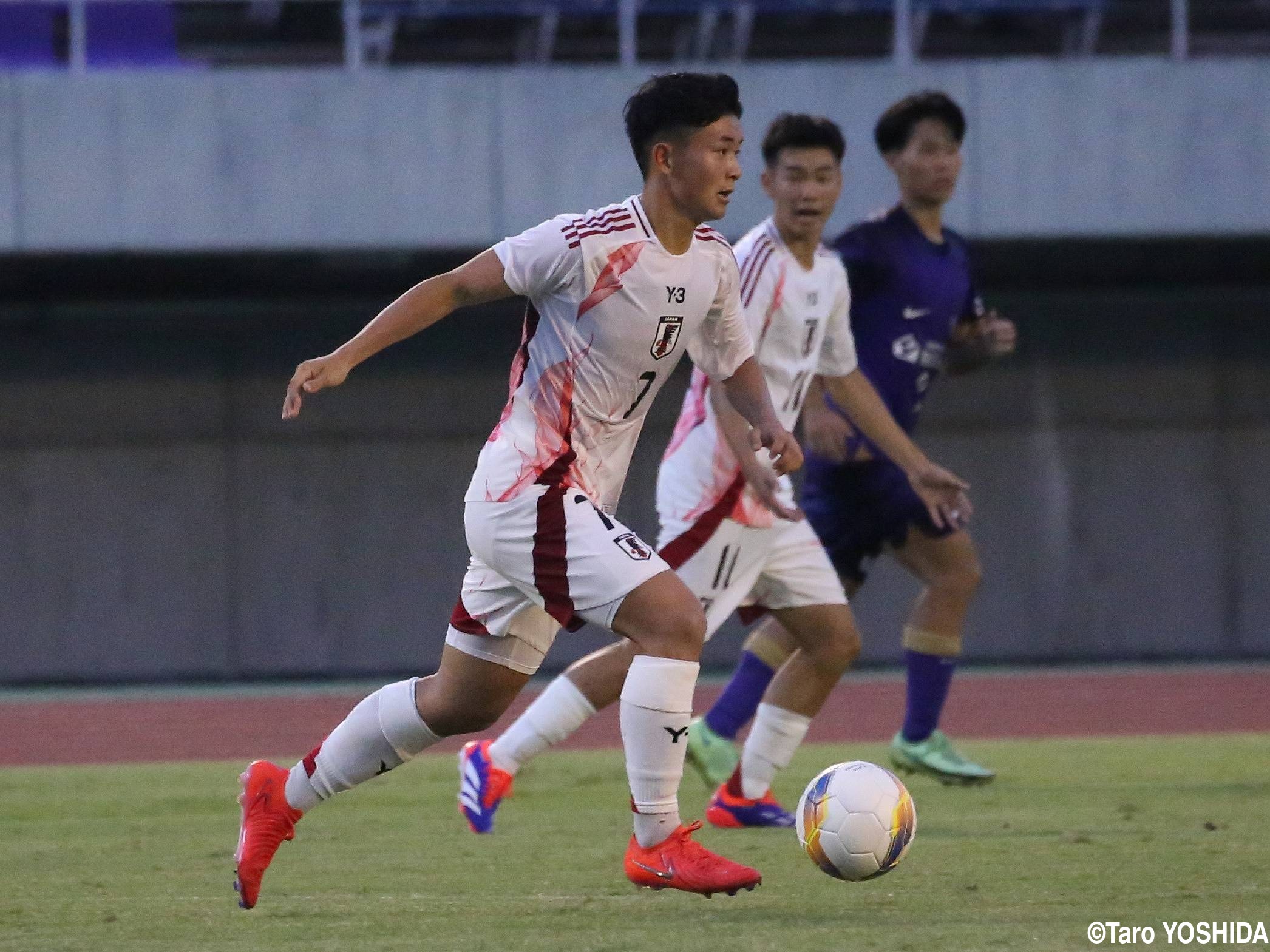 [Balcom BMW CUP]U-17日本代表は回収力発揮のMF和田、攻撃の起点となったFW大石が勝利に大きく貢献(8枚)