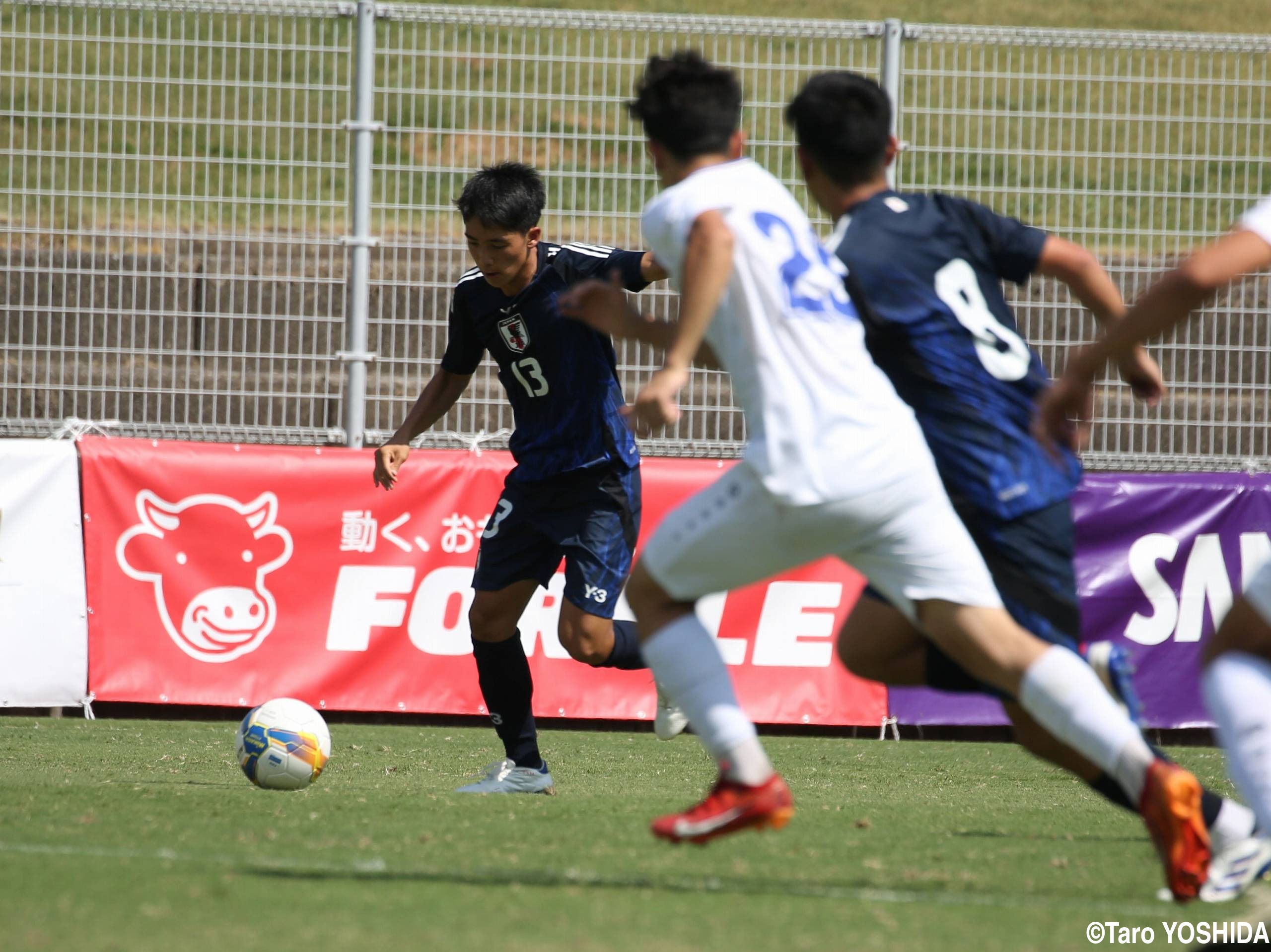 [Balcom BMW CUP]右の小澤が先制アシスト、左の小浦も攻守で奮闘。U-17日本代表の両SBが勝利に貢献(8枚)