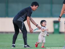 練習前に子どもを抱えて猛ダッシュ!! スプリンクラーから救った森保一監督(6枚)