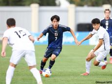 鮮やか長距離ドリブルはゴールならず…U-19日本代表MF佐藤龍之介は中盤で奮闘(6枚)