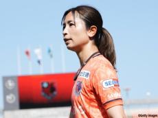 日韓戦ピッチ解説の鮫島彩さん、汗だく抱擁ショットを披露「そろそろやめようか。笑」