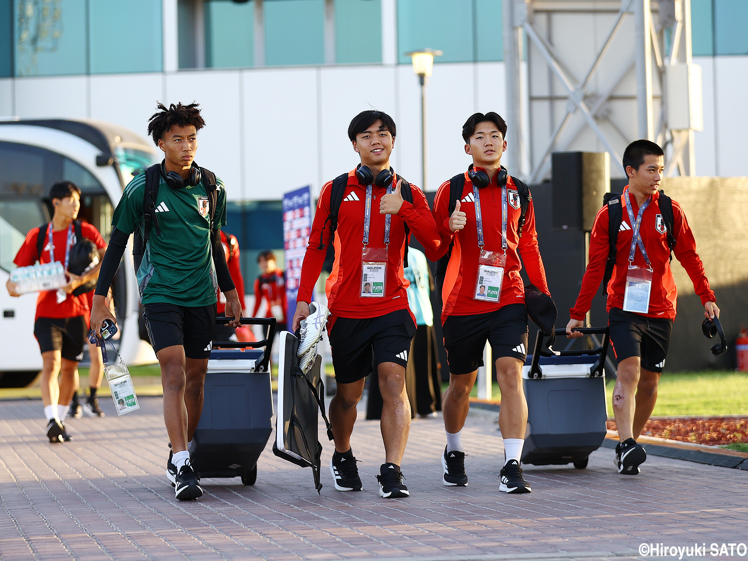 スタジアム入りするU-16日本代表…カタールW杯“熱狂の地”横に最終決戦ウォーミングアップ(14枚)