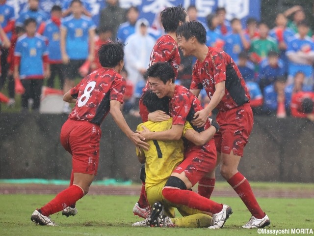 劇的な勝利に嬉し涙も…27年ぶりの選手権出場狙う四日市工、総体代表校の三重をPK戦の末に下して決勝へ!!:三重