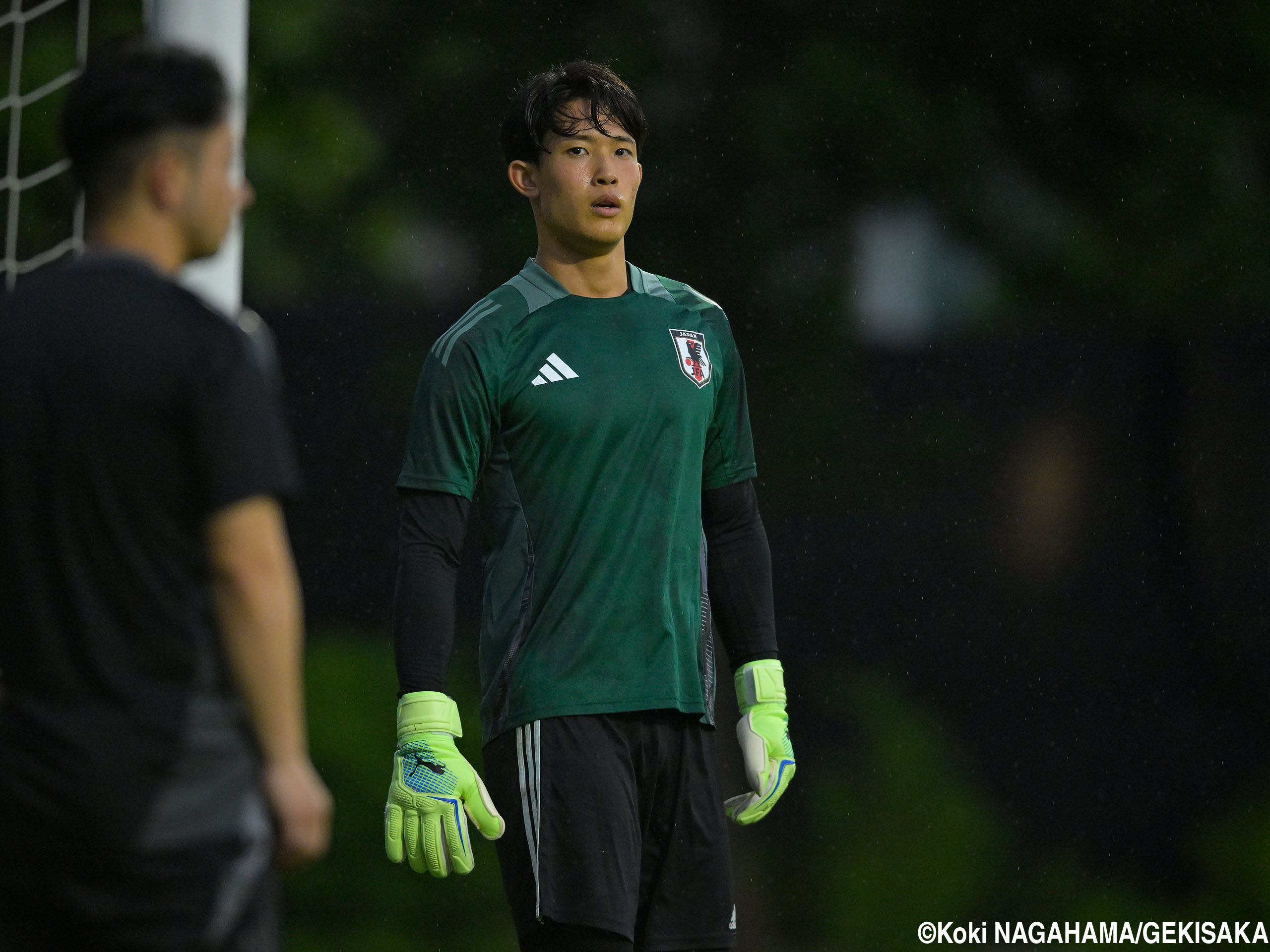 たった一人のGKメニュー…ジャカルタ初日から雨中の猛練習を行った谷晃生(8枚)