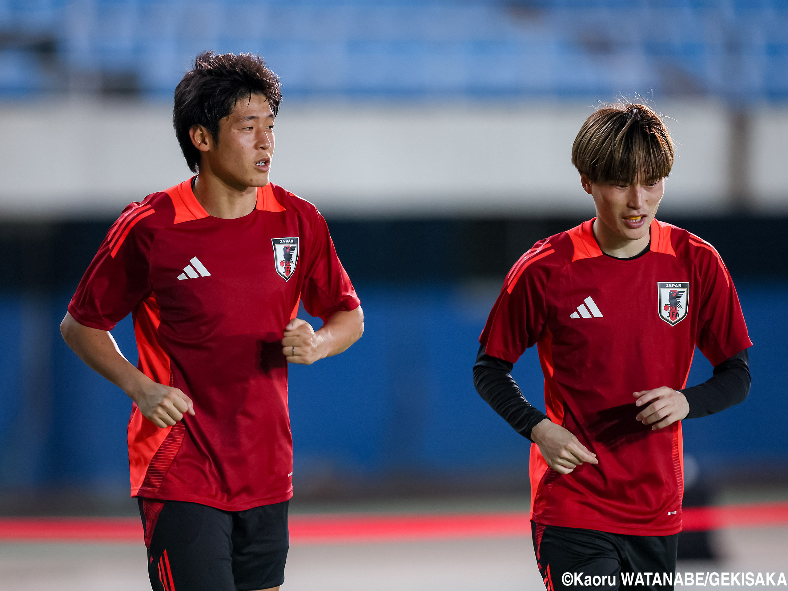 日の丸着ける大学サッカー部の先輩後輩…中央大2学年差の古橋亨梧、大橋祐紀(15枚)