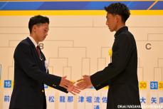 開幕戦は帝京vs京都橘!プレミアWEST首位の大津は福井商と対戦。選手権初戦の対戦カードが決まり、代表者が握手:vol.2(16枚)