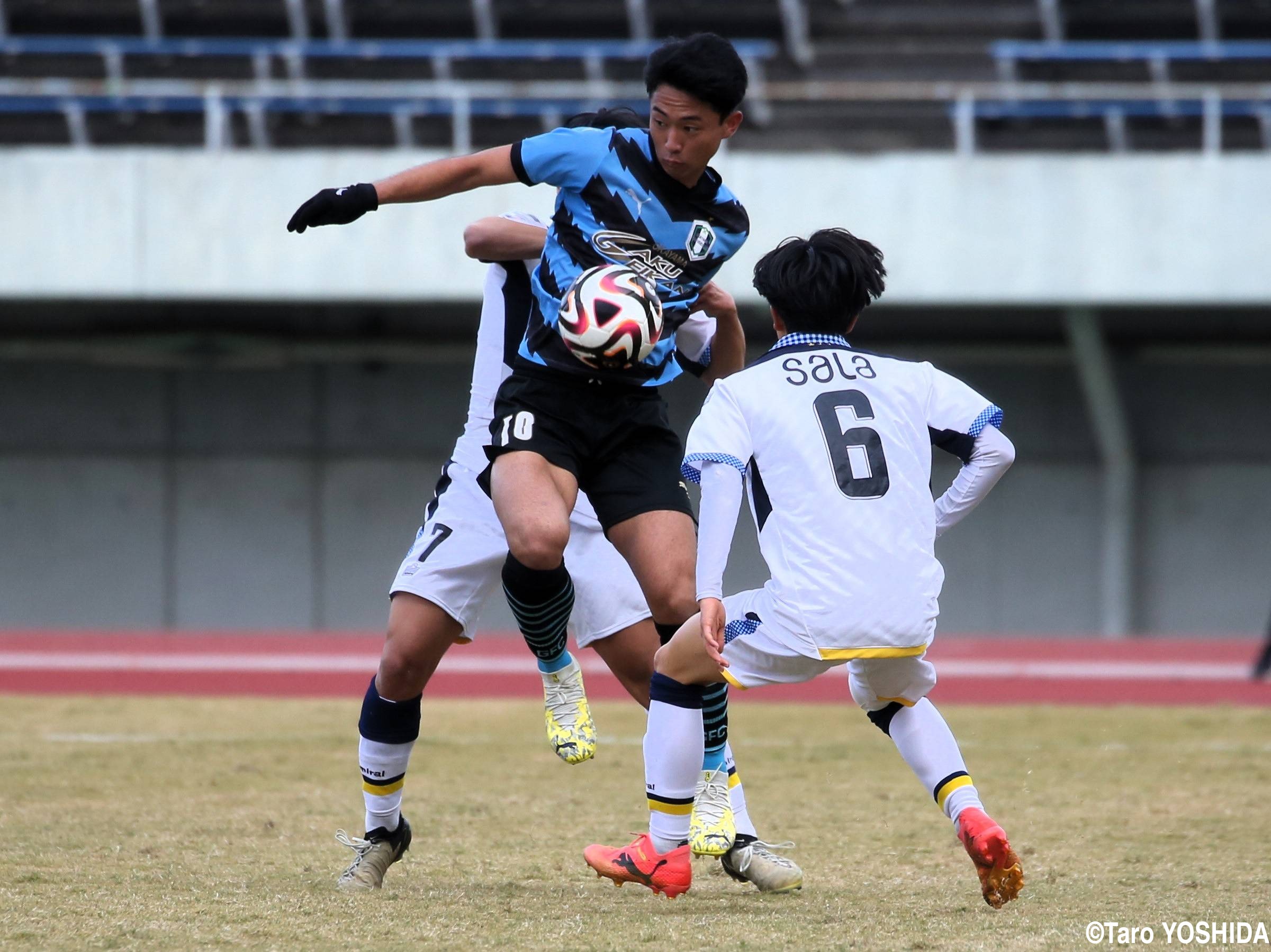 [プレミアリーグプレーオフ]岡山学芸館の中心人物、10番FW太田、MF岡野主将がハードワークで勝利に貢献(8枚)