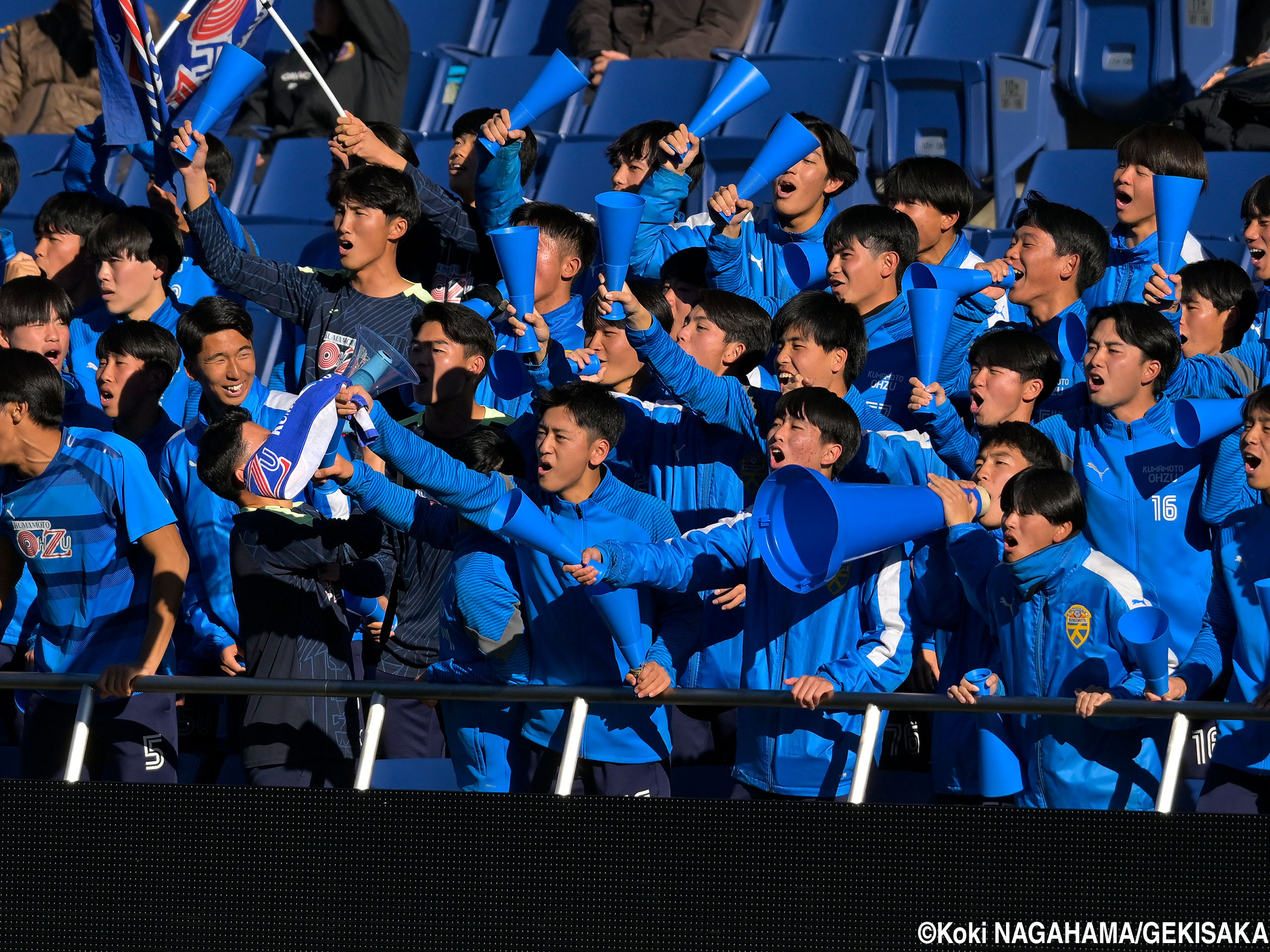 プレミアファイナルを盛り上げた大津高&横浜FCユースの応援団(10枚)