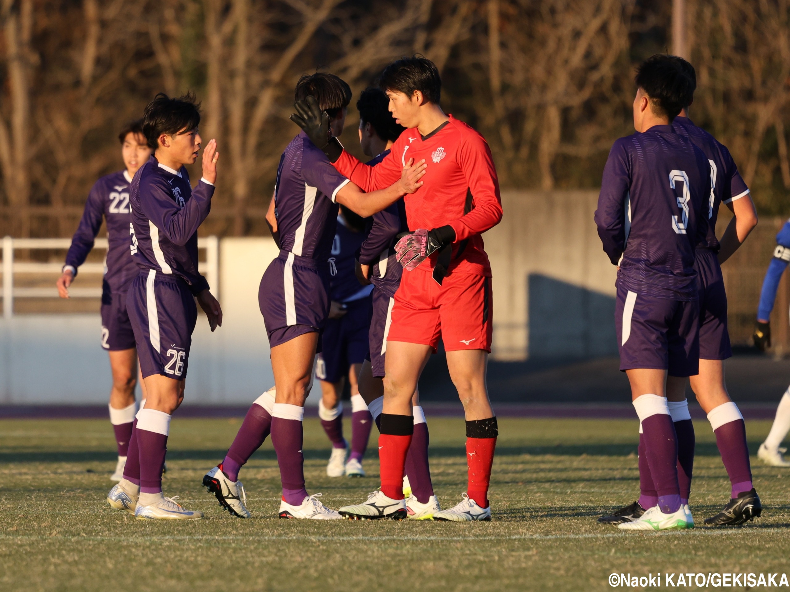 明治大が“崖っぷち”からGL突破!! GK上林豪が90+5分のPKストップ(18枚)