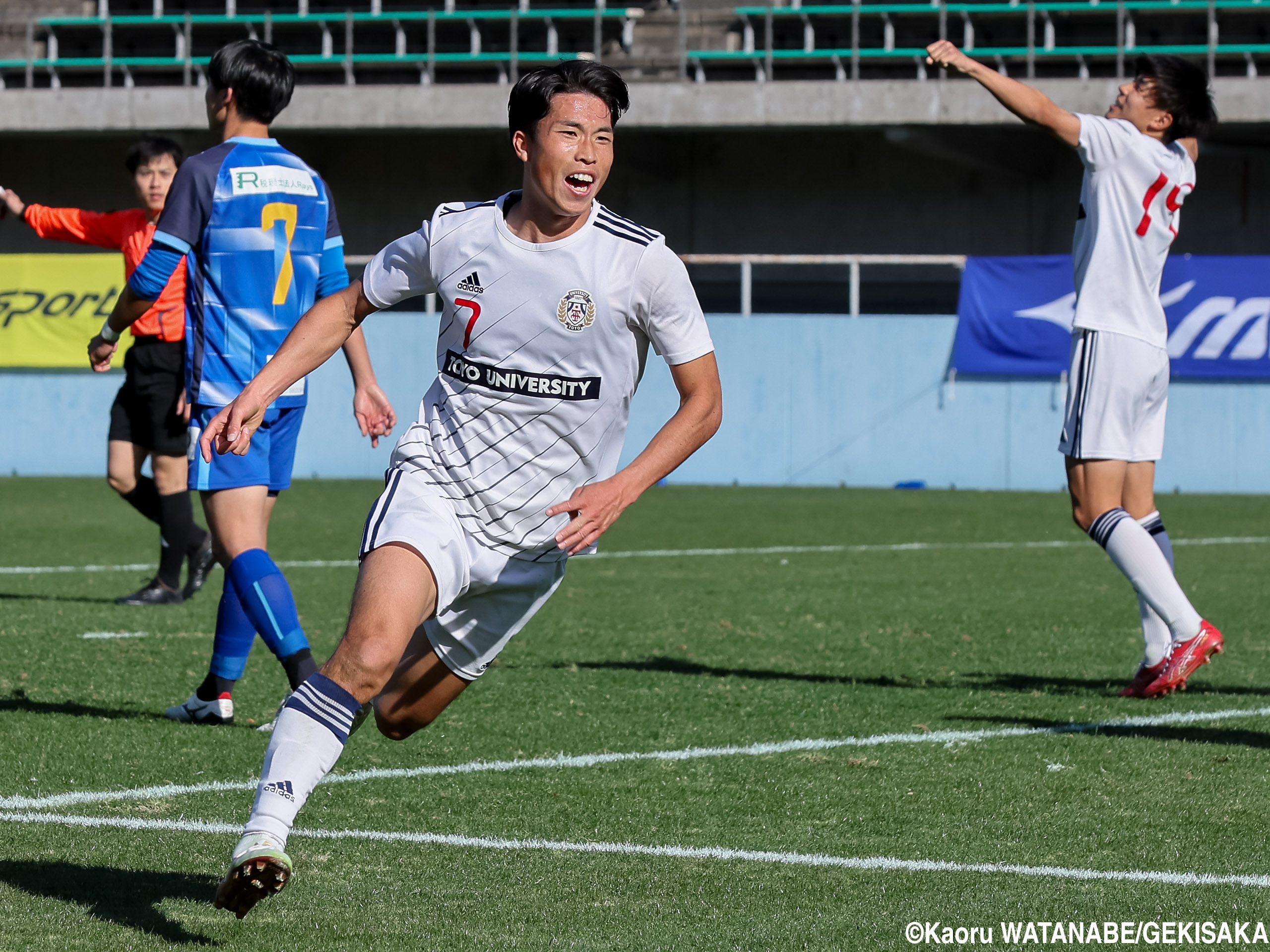 MF増田鈴太郎が決勝点!! 初のインカレ決勝進出に喜ぶ東洋大メンバー(16枚)