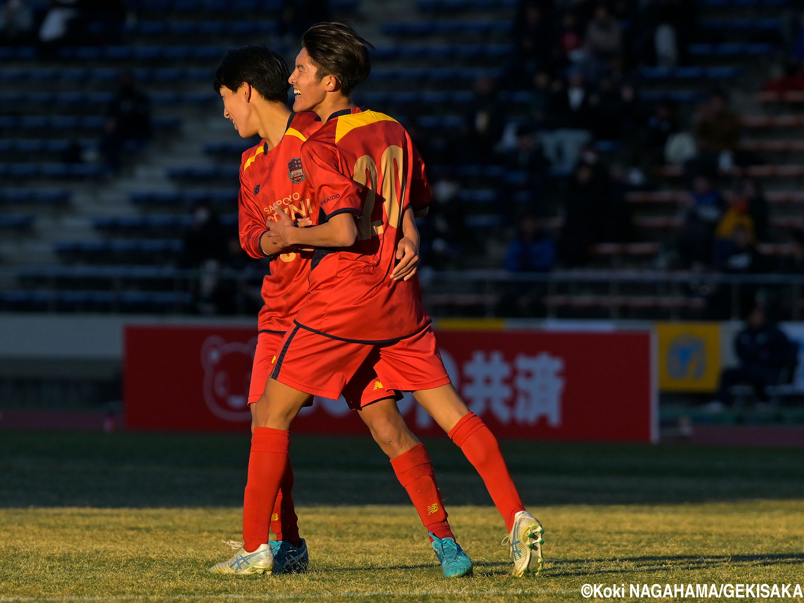 終了間際の鮮烈ゴールで一矢を報いた札幌大谷MF中村哲爾(4枚)