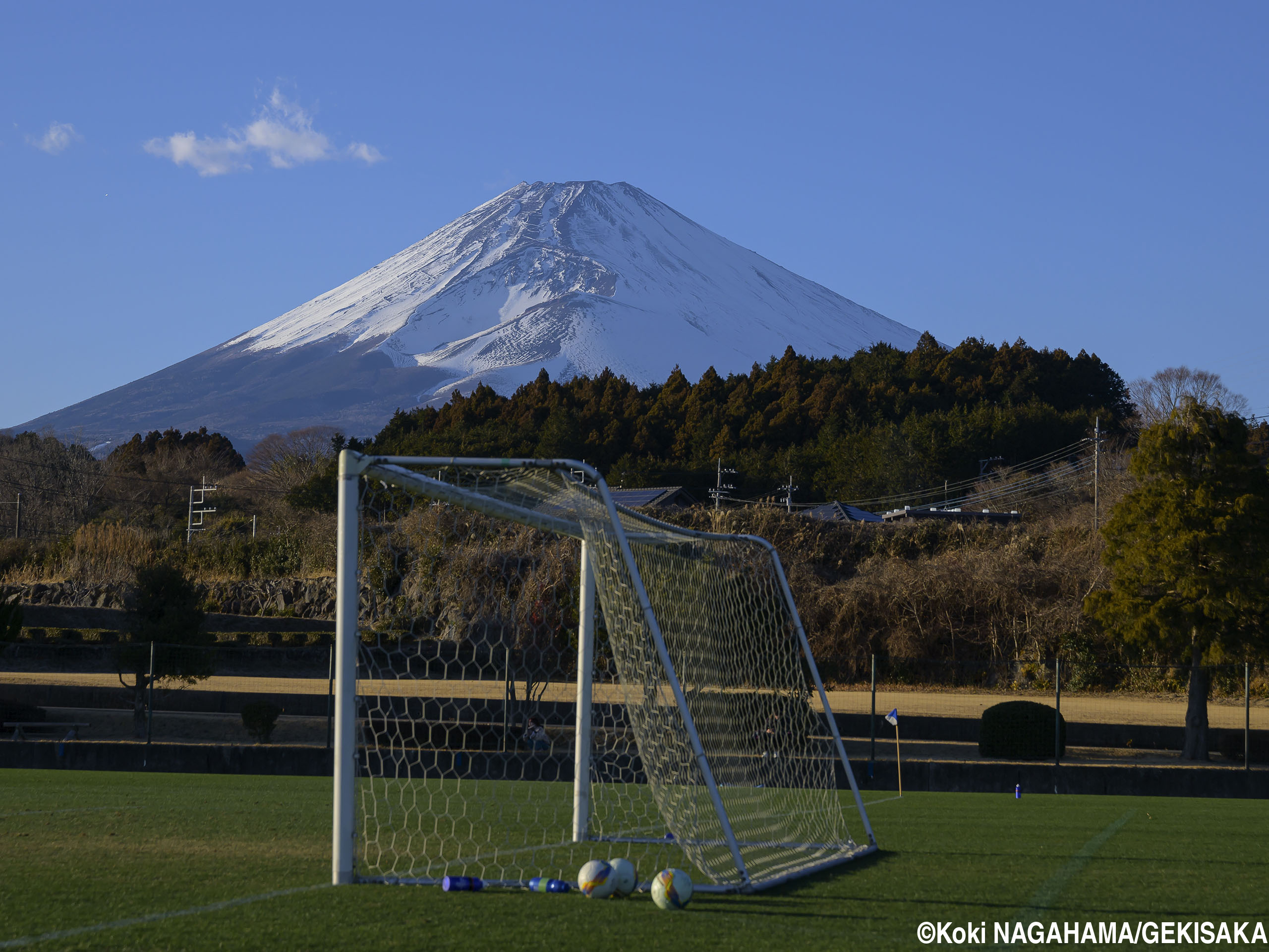 快晴の選考合宿2日目、日本高校選抜候補とU-17日本高校選抜候補は富士山のぞむピッチで最初の練習試合(18枚)