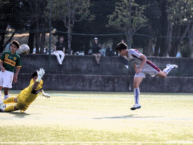 MOM5066]山梨学院FW山崎陽(1年)_先輩を参考に力を磨く183cmの