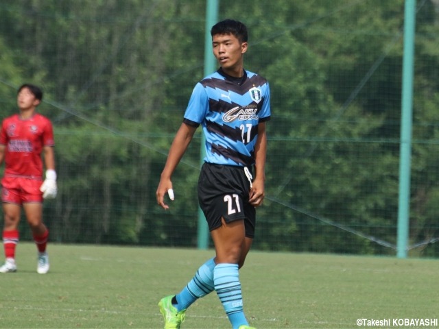 岡山学芸館高校 サッカーシャツ 黒・青 Vネック MOM5166]岡山学芸館FW太田玲央(3年)_指揮官も認める大仕事!! B