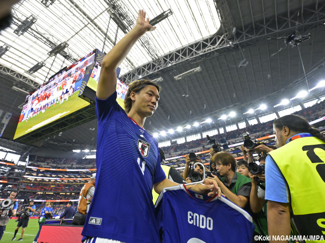 遠藤航から届いたビデオメッセージ…試合後“6番・ENDO”のユニ掲げた板倉