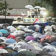 蓮舫氏が激しい雨の中で演説 熱気の聴衆はまるで香港「雨傘運動」のよう
