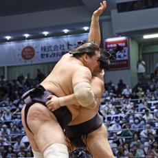 3連勝発進の横綱照ノ富士 どれだけ満身創痍で引退危機が囁かれても「年内は安泰」