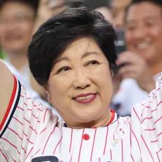 小池都知事「剥離骨折で全治2カ月」に飛び交う憶測…“最後の勝負”への準備期間か