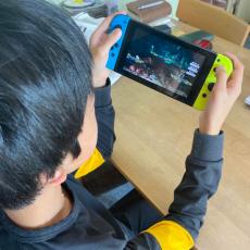 スマホやゲーム機の長時間利用で子どもが“スマホ斜視”に…使う際はみる距離と時間に気をつけて