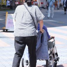 介護事業者の倒産急増 〈胸を触る〉〈キスを要求〉…職員の2割がハラスメント被害で人材流出