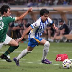 三笘薫は「腰痛再発」か…何度も痛がる素振り、10月のW杯予選《戦力かは不透明》