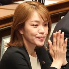 内閣府政務官「2度目」の余裕？今井絵理子議員の最新"決め写真"にコメ欄「フランス旅行の報告書出せ」でギッシリ