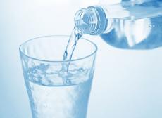 水を飲むことはホントに健康にいいの？ 18件の研究論文を分析