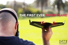 少年の頃からの夢が実現？ラジコン紙飛行機「PowerUp FPV」