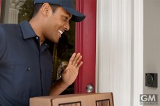外出中でも自宅への来訪者のチェックや対話ができる「DOORBELL CAM」
