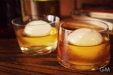 グラスの中に注目！球形の氷を作れる『ウイスキー・ボール』