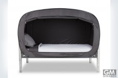 独立した空間が欲しいなら、ベッドの上にテントを。