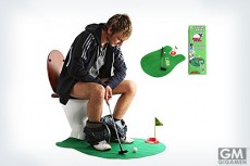 ゴルフ好きは必見？トイレいっぱいに広がるパッティンググリーン