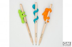 鉛筆に巻き付けられる動物型消しゴムが発売　紛失を防げる　全3種