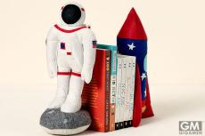 宇宙飛行士・ロケット型のフェルト製ブックエンド、米ECサイトで発売