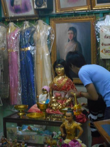 【タイ】メー・ナークという女性の霊が祀られている寺院=多くの参拝客で賑わう