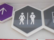 【タイ】バンコクの公衆トイレに「便座の上に足を乗せないでください」という注意書き